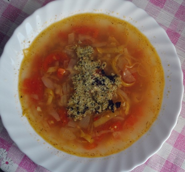 Овощной суп с соусом песто